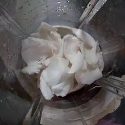 椰子肉简单做法：先敲开椰子