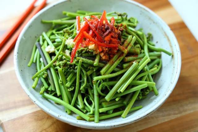 能吃的蕨菜翠绿鲜嫩，不能吃的蕨菜颜色暗淡