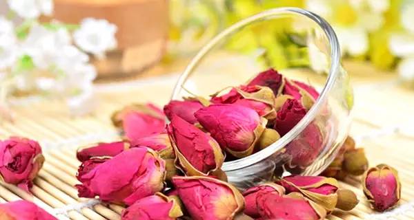 夏天高温暴晒下玫瑰花如何正确补水才Neng避免浇水过多或过少？