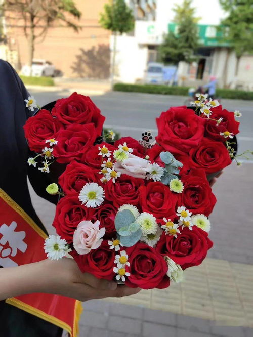 男孩十八岁成人礼送什么花合适？玫瑰还是百合