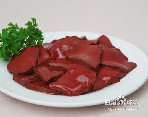 猪血如何通过加工转化为血粉，并加入猪饲料中以提高营养价值？