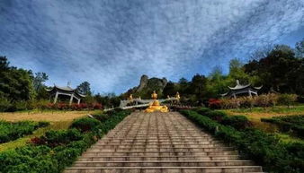 2. 古老的石桥和瀑布