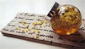 桂花蜜是以干桂花为主要原料，通过浸泡、熬制等工艺制成的甜味食品