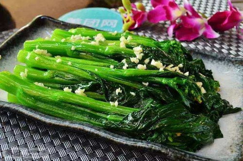 菜心富含多种维生素和矿物质，具有清热解毒、养血明目的功效