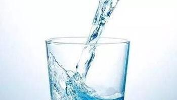 气泡水富含二氧化碳，苏打水含碳酸氢钠