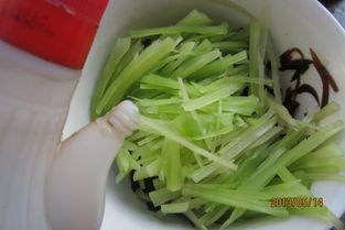 咸菜泡水后食用，可去除多余盐分