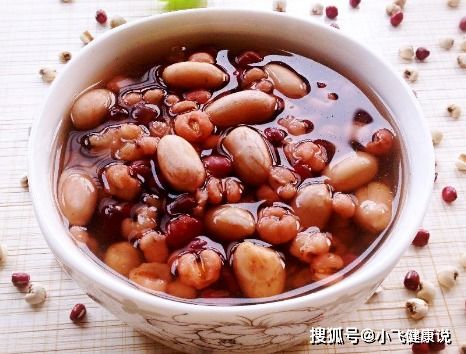 薏仁美颜粥，以薏仁、红枣等食材熬制