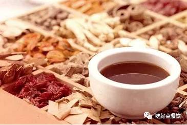 中药配猪饲料配方中，哪些药材可以提高猪的免疫力？