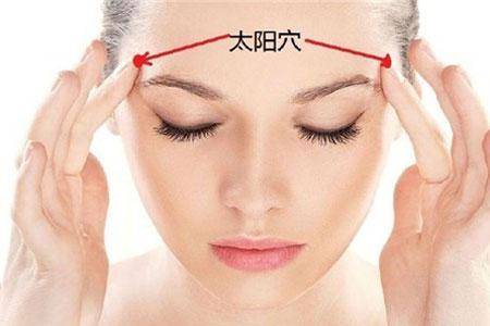 第一步：赶紧冲洗，水是救星！