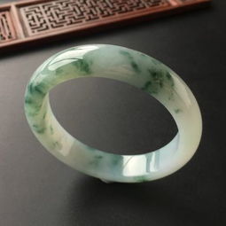 糯冰种飘花手镯价格多少？行家揭秘市场行情