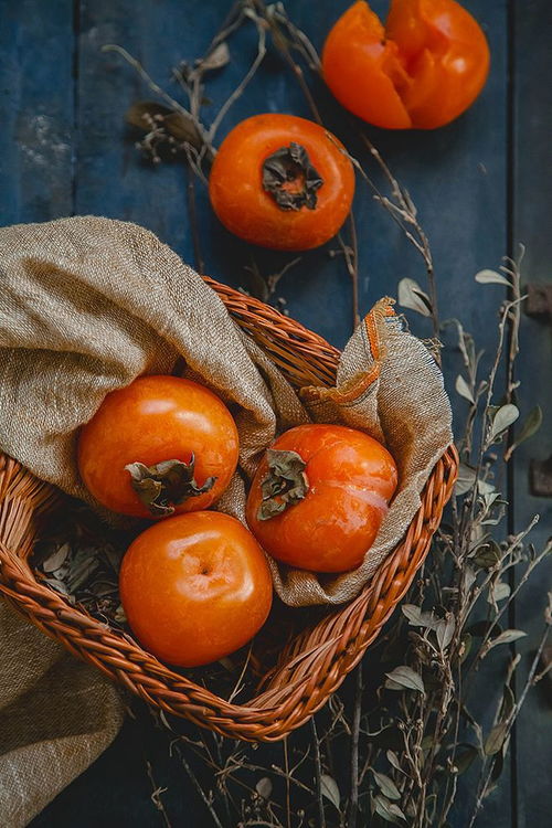 如何优雅地享用冰冻柿子：冬季的甜蜜秘诀