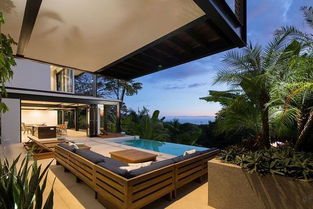 泳池底部的天蓝色瓷砖