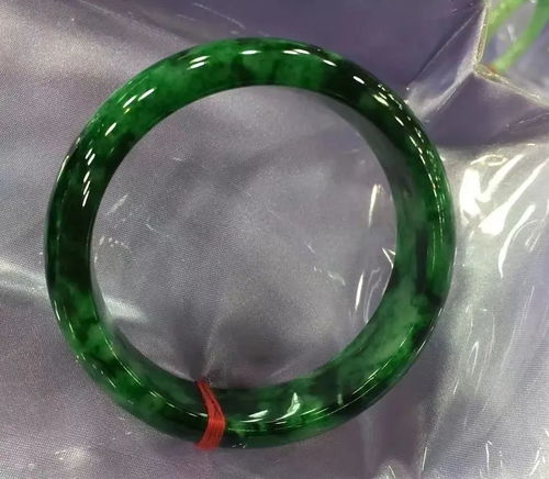 翡翠手镯与花卉混养的益处：提升观赏价值与健康效益