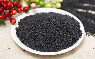 白芝麻色泽洁白，黑芝麻乌黑油亮