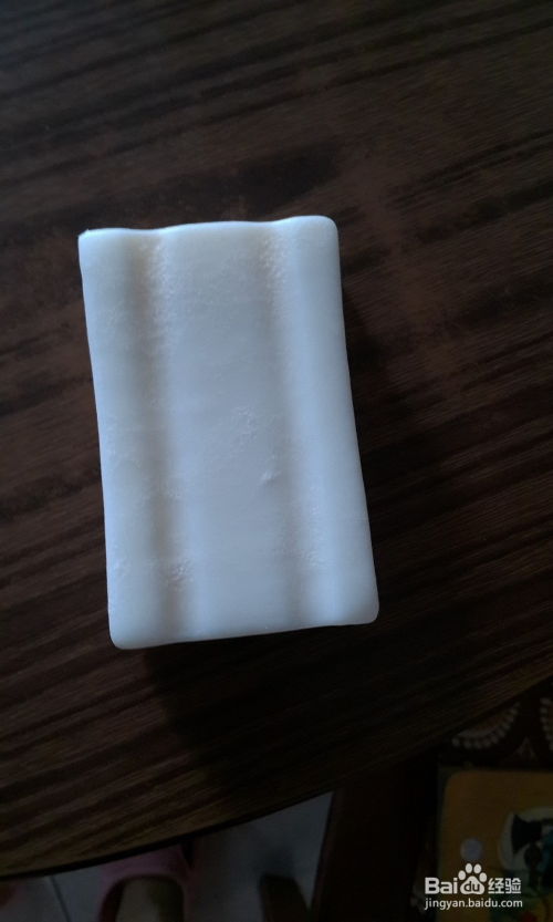 1. 清洁地板革，去除表面污垢和化学物质