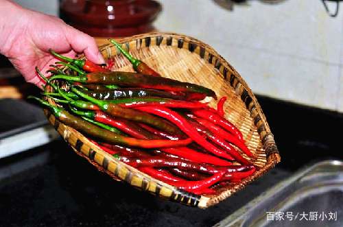泡辣椒是一种将辣椒经过盐水浸泡后腌制的传统食品