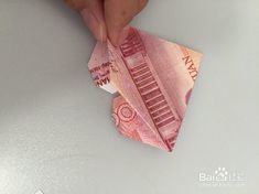 将钱对折，巧妙嵌入花心