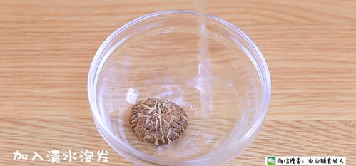 银鱼芥菜粥：暖胃养颜