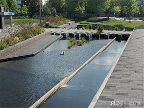 静水：湖、 池、塘，这些水啊，就是不动的那种，静静的在那里像镜子一样，反射着天空和周围的美景。